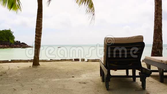 塞舌尔带躺椅的热带景观视频的预览图