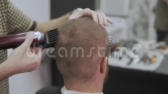 专业理发师用理发器理发男士美发视频的预览图