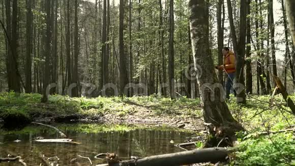 120英尺那个带着红色背包的女人在森林路上旅行斯堪的纳维亚人散步视频的预览图