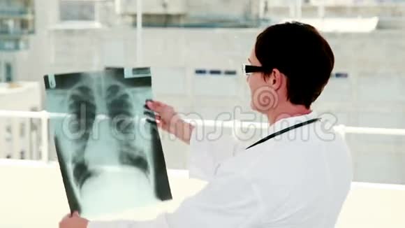医生分析x射线结果视频的预览图