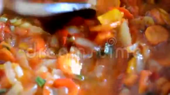 特写烤胡萝卜蔬菜杂木视频的预览图