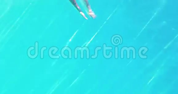 穿着蓝色比基尼的金发女郎潜入游泳池视频的预览图