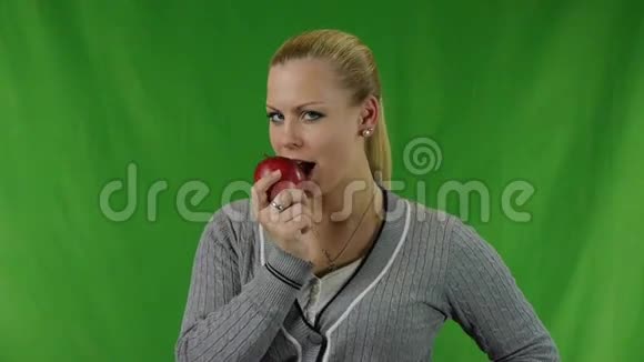 年轻的女人拿着红苹果微笑着视频的预览图
