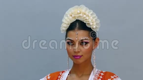 穿着印度服装的妇女为摄影师摆姿势视频的预览图