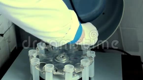 在实验室工作化学实验与离心机一起工作视频的预览图