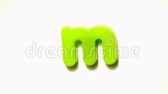 绿色字母M提升白色背景视频的预览图
