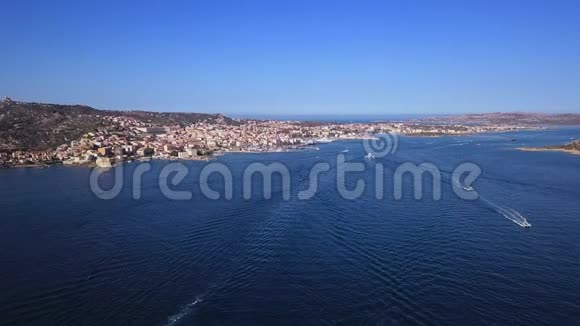 无人机视频飞过拉马德莱纳码头撒丁岛视频的预览图