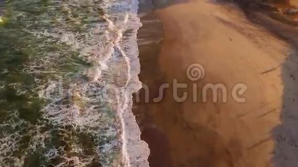 海浪在非洲日落的光线中到达纳米比亚的海滩视频的预览图