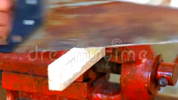 木工用手锯锯木木板视频的预览图