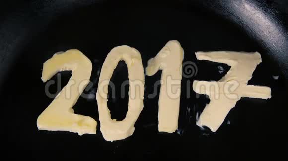 黄油的形状2017年融化在热锅关闭顶部视图视频的预览图