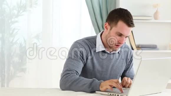 沮丧的人在笔记本电脑上工作视频的预览图