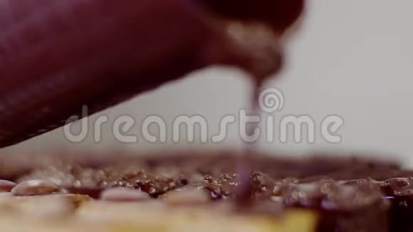 巧克力釉覆盖蛋糕的过程视频的预览图
