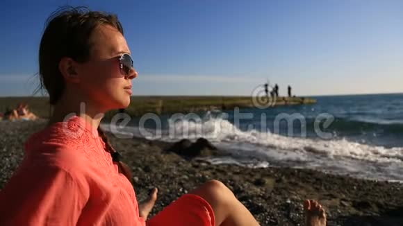 海滩特写上美女的肖像带着太阳镜微笑的女孩视频的预览图