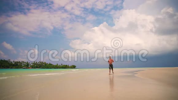 人类沿着热带海滩奔跑视频的预览图