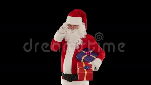 圣诞老人手里拿着礼物和黑色的股票录像视频的预览图