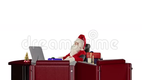 在工作的圣诞老人检查血压和白种人股票录像视频的预览图