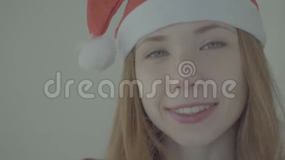 穿着红色圣诞老人的快乐女孩颜色简介slog3视频的预览图