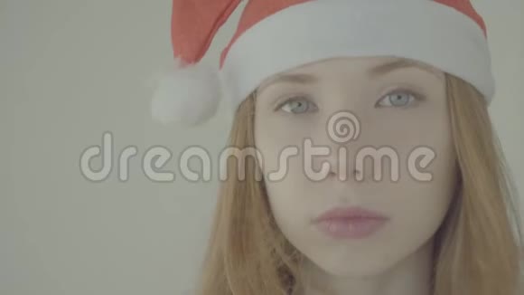 穿着红色圣诞老人的快乐女孩颜色简介slog3视频的预览图