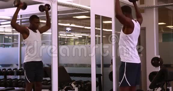 健身男子举哑铃照镜子视频的预览图