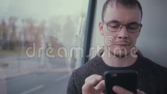 乘车时使用智能手机的年轻人视频的预览图