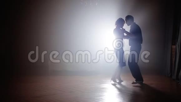 一对在雾中跳舞的萨尔萨舞视频的预览图