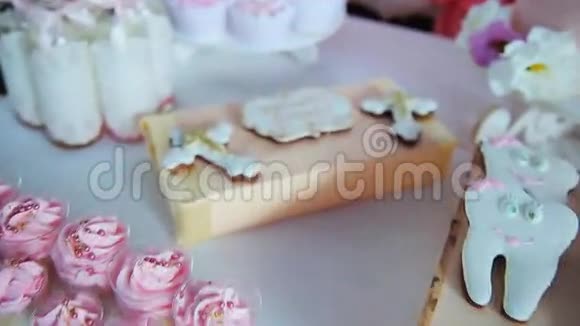 蛋糕为第一个圣餐与交叉白色背景视频的预览图