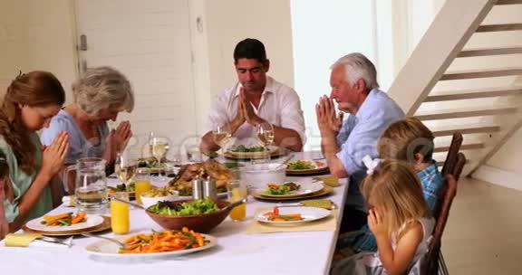 大家庭在晚饭前一起祈祷视频的预览图