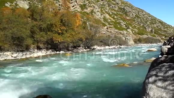 蓝色的河流流入阳光明媚的山谷视频的预览图