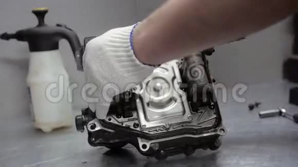 车间自动汽车变速器修理元件视频的预览图