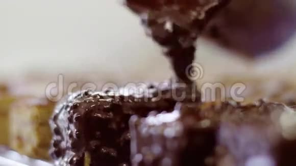 巧克力釉覆盖蛋糕的过程视频的预览图