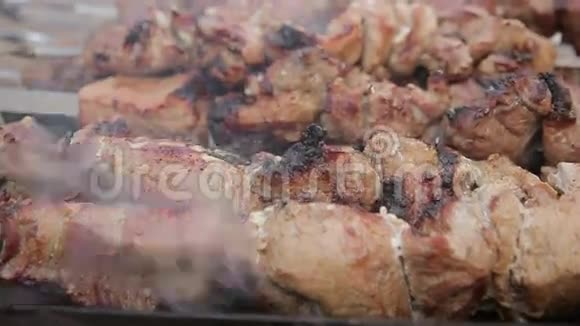 烧烤上有美味的烤肉视频的预览图