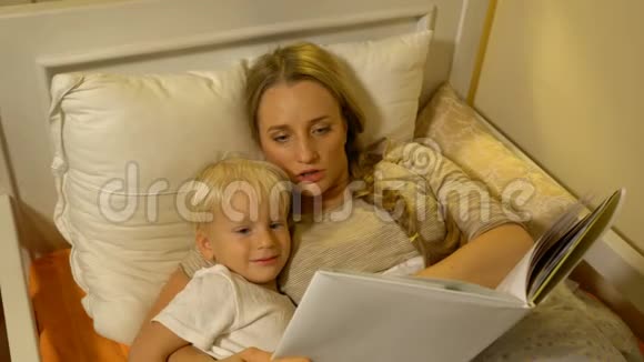 妈妈和小儿子在床上看书视频的预览图