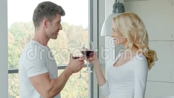 幸福的夫妻喝红酒庆祝视频的预览图