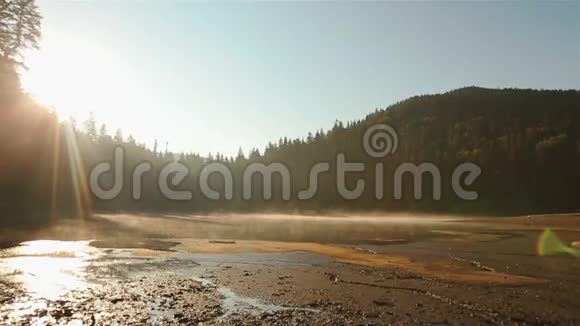 美丽的风景如画的塞内维尔湖在美妙的日落令人叹为观止的喀尔巴阡山和相爱的一对走着视频的预览图