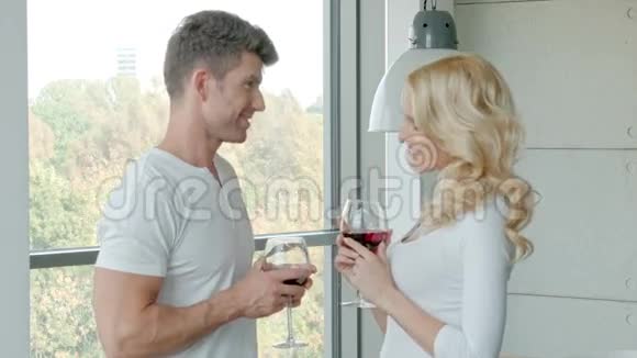 幸福的夫妻喝红酒庆祝视频的预览图