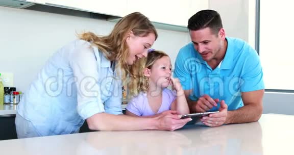 小女孩和父母一起用数码平板电脑视频的预览图