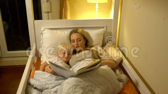 妈妈和小儿子在床上看书视频的预览图