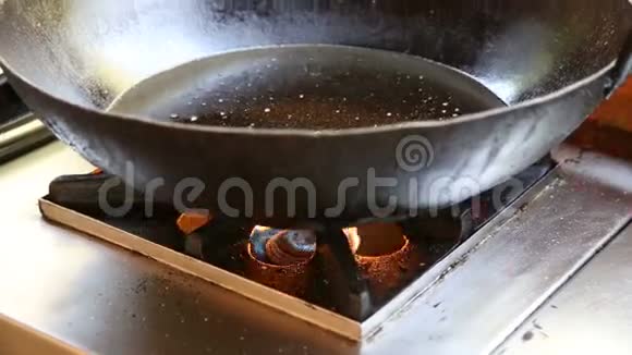 在热煤气炉上煎锅里的油视频的预览图