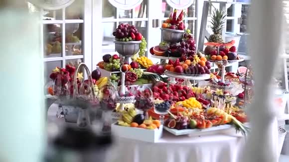 婚宴上有许多不同的水果视频的预览图