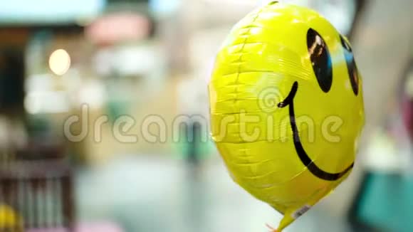 微笑的气球漂浮在空中视频的预览图