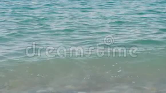 大海的卵石海滩岸上的波浪很慢快关门视频的预览图