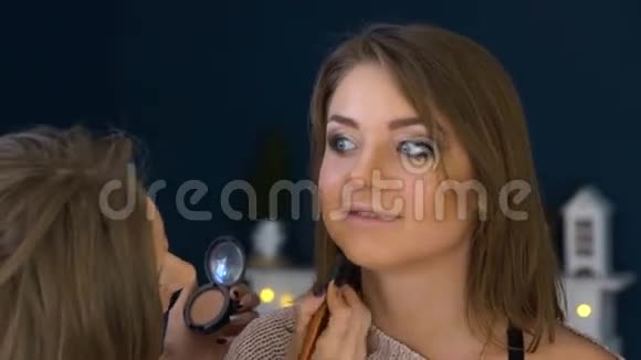 化妆师在重要活动前为女孩化妆视频的预览图