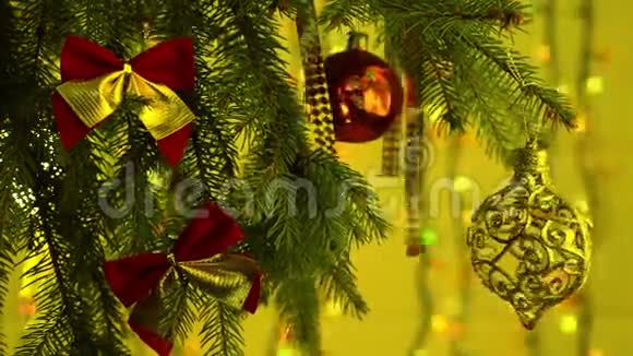 美丽的圣诞树上装饰着五颜六色的花苞视频的预览图