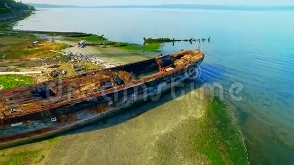 在海滩上搁浅的木船失事视频的预览图