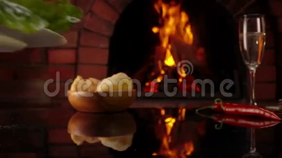 壁炉旁的庆祝晚宴视频的预览图