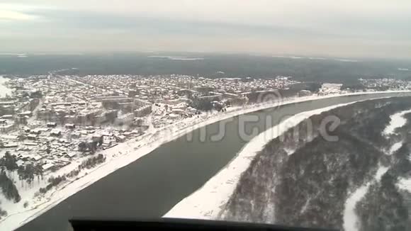 从冬季直升机空中救护车的窗户看视频的预览图