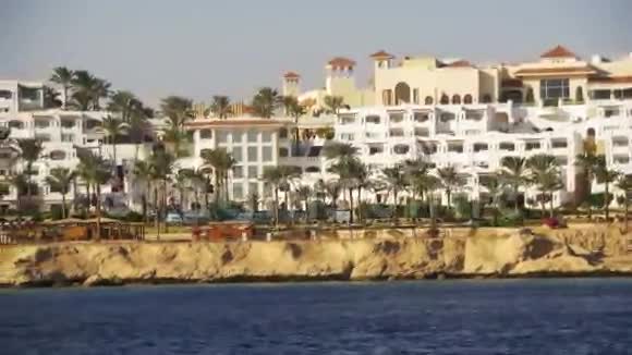 红海沿岸夏季海滩棕榈和酒店埃及西奈半岛视频的预览图