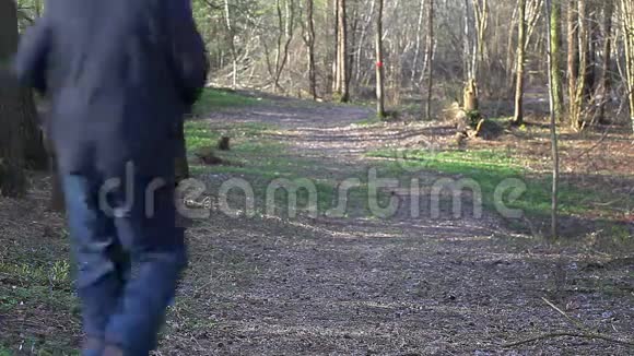 在公园的小径上逃跑的人视频的预览图