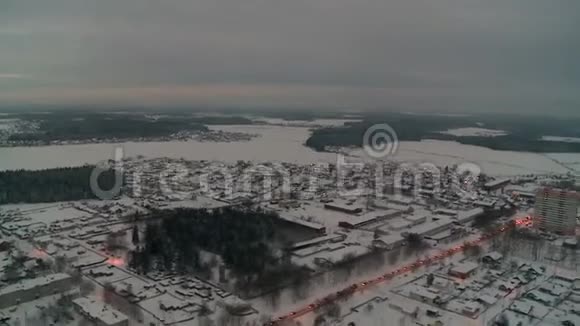 从冬季直升机空中救护车的窗户看视频的预览图