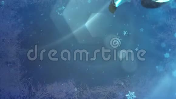 摘要蓝雪飘落和动画特写圣诞快乐的文字在闪亮的背景视频的预览图